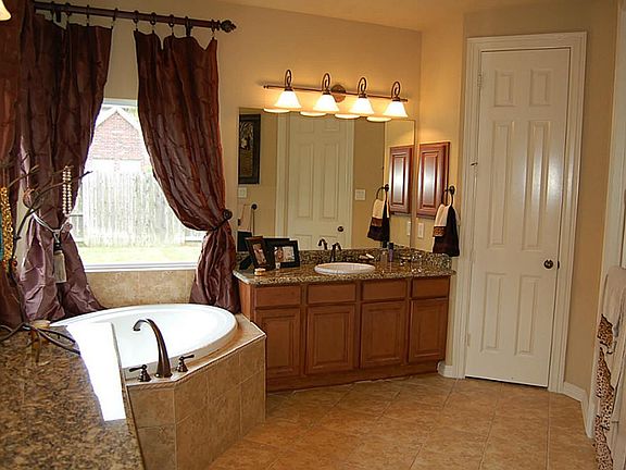   MASTER BATH FOR HER. WITH ITS OWN ENTRY