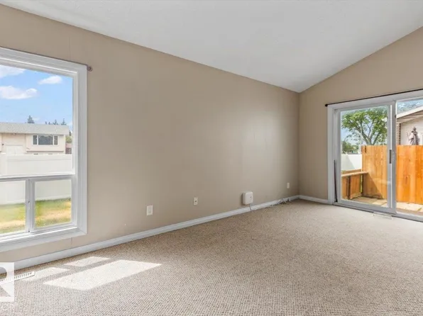 5512 19a Ave NW, Edmonton, AB T6L 2C1