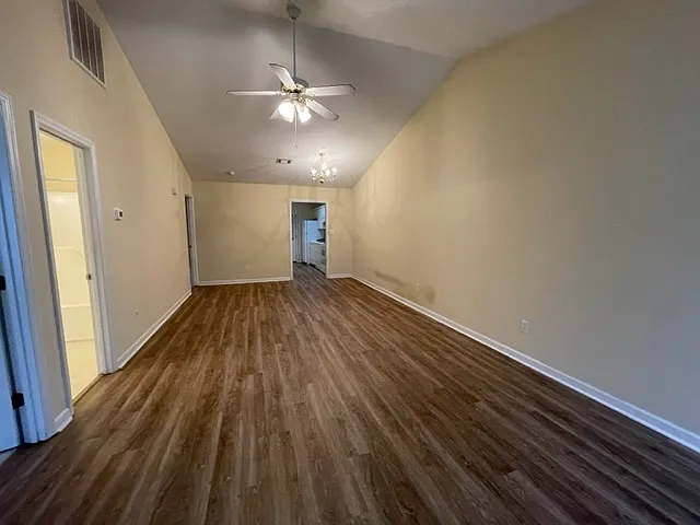 504 Edgecliff Ln — Photo 3