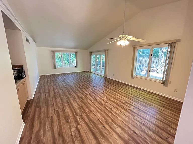 1135 E Saginaw St #1137 — Photo 6