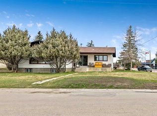 34 Crescent Rd SW, Okotoks, AB T1S1G4