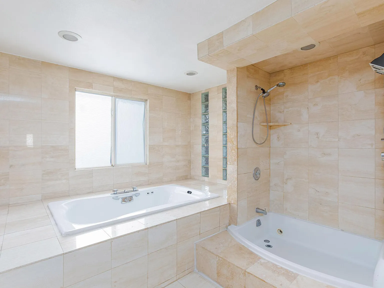 4 bed, 2.0 bath, $936 — Photo 4