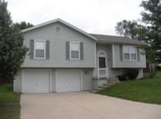 1607 Wagon Wheel Dr, Oak Grove, MO 64075