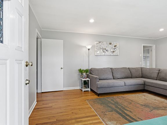 5th image of 2636 Woodberry Dr