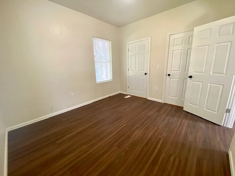 1172 E Walnut St — Photo 14
