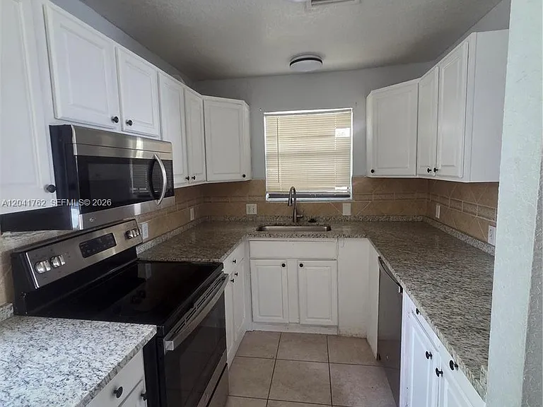 46 SE 10th St #3 — Photo 3