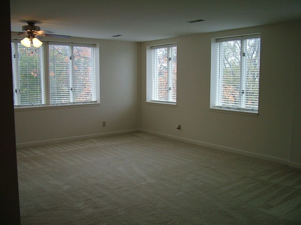 2nd image of 811-305 W 5th St