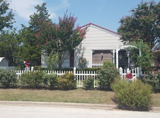 1106 Nugent St, Bowie, TX 76230