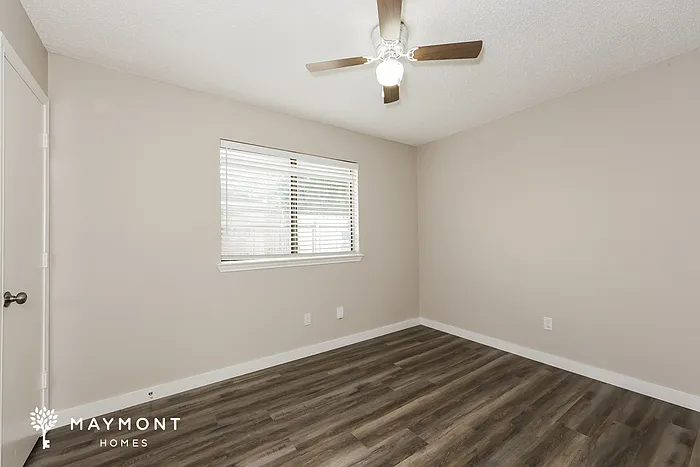 305 Mahogany Dr — Photo 8