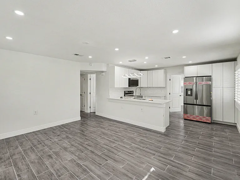 318 Bath St — Photo 8
