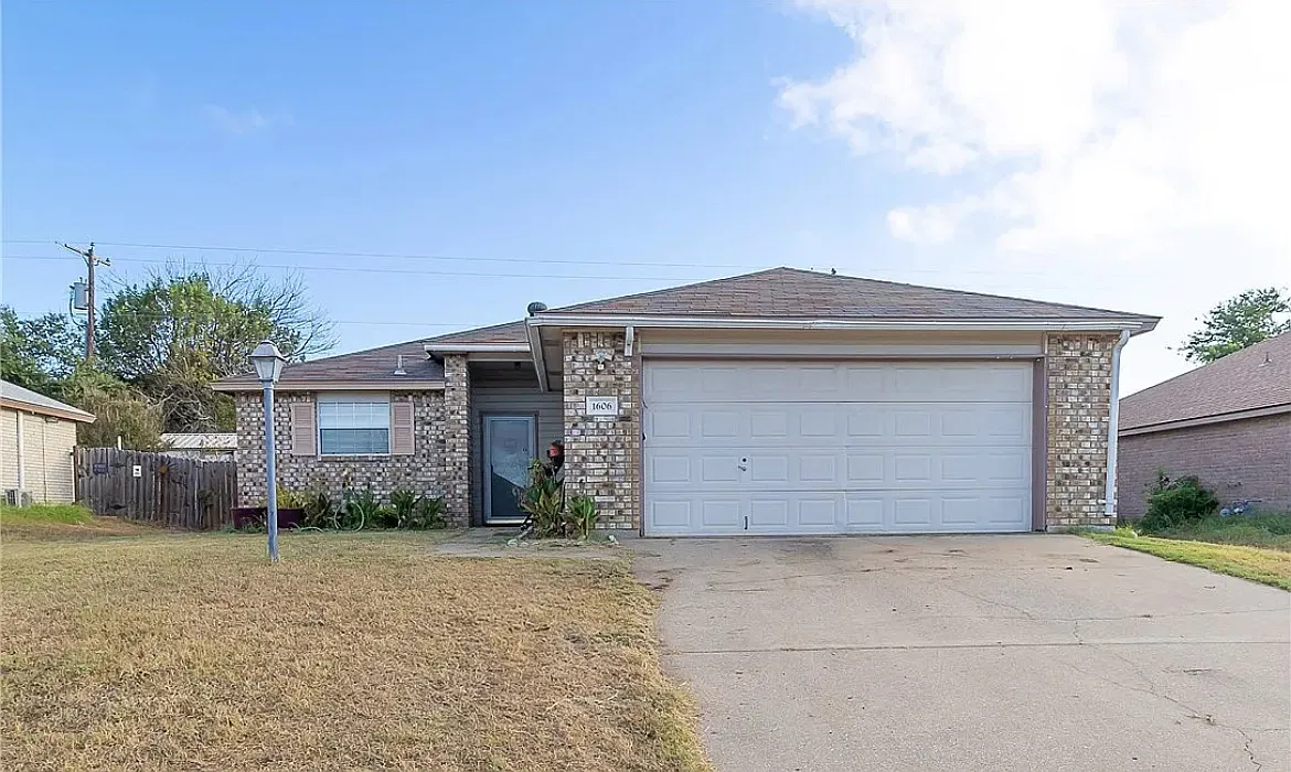 3 bed, 1356 sqft, $1,600 — Photo 1