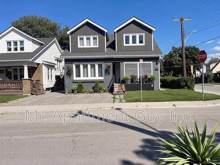 237 Ottawa St S — Photo 11