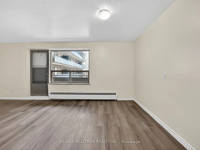 275 Wentworth St W #716 — Photo 12