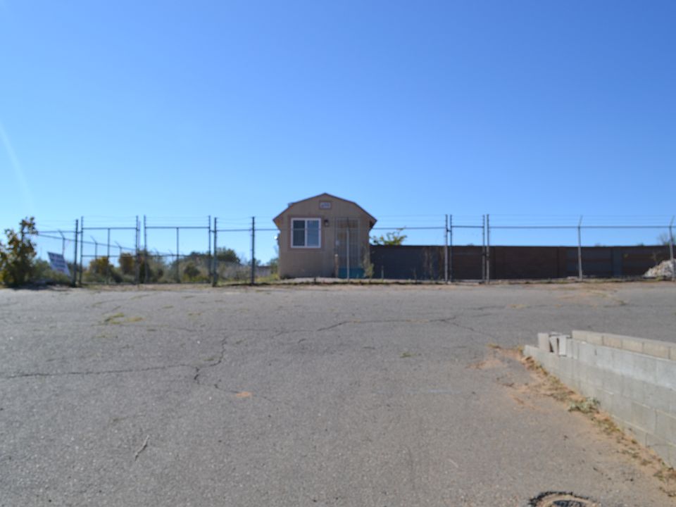 2nd image of 136 Unser Blvd NE