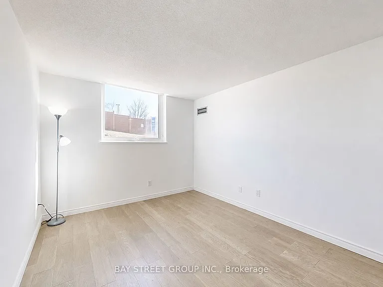 326 Major Mackenzie Dr E #102 — Photo 5
