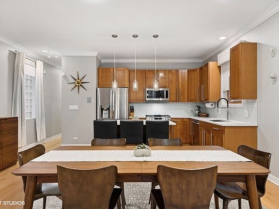 3rd image of 829 N Winchester Ave #1