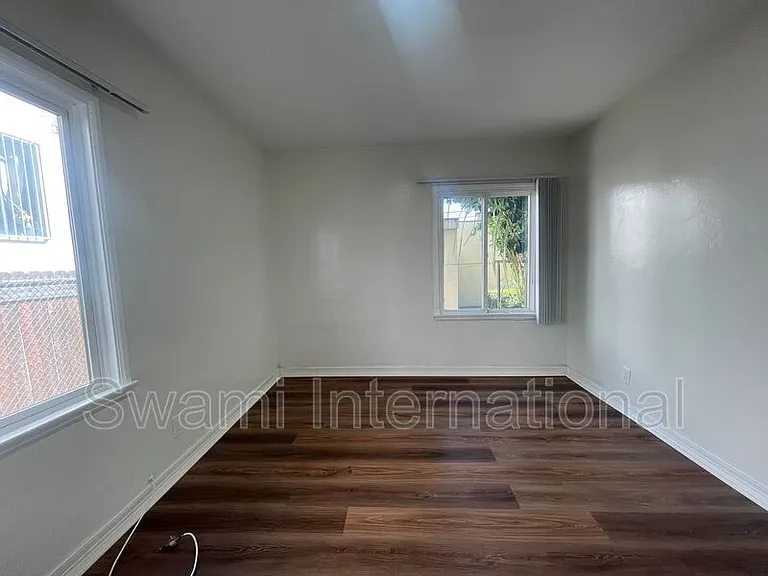 622 1/2 E 97th St #1 — Photo 18