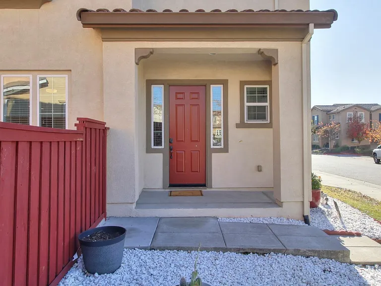 906 Blossom Rock Ln — Photo 2
