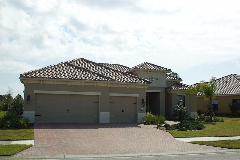 3 car garage and entry