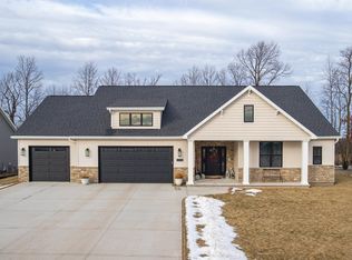 2006 Louie Ln, Neenah, WI 54956
