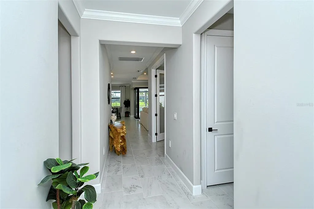 3 bed, 2.0 bath, 2054 sqft, $10,000 — Photo 4