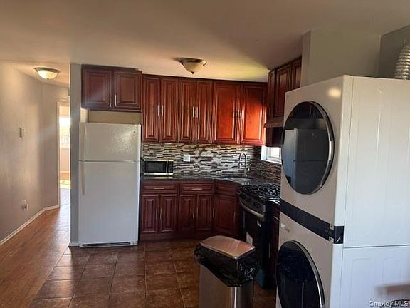 3rd image of 998 Crescent St #2