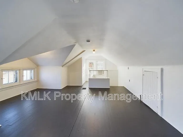524 Allyn St — Photo 51