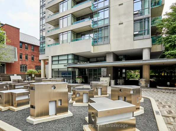 281 Mutual St #608, Toronto, ON M4Y 3C4