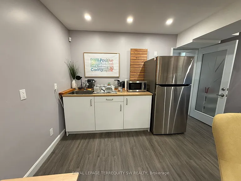 2134 Dundas St W #1 — Photo 8