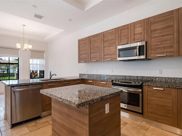 8465 NW 51st Ter, Doral, FL 33166