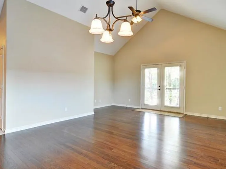College Ave Apartments — Photo 17