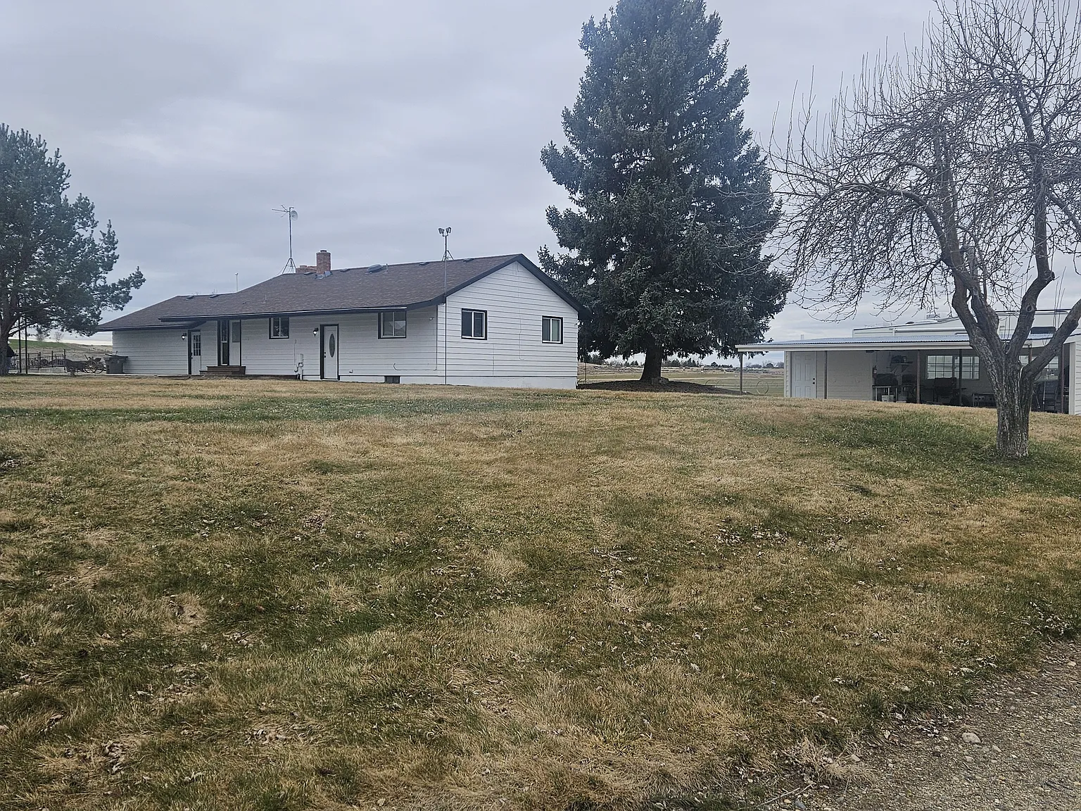4 bed, 2025 sqft, $2,195 — Photo 2