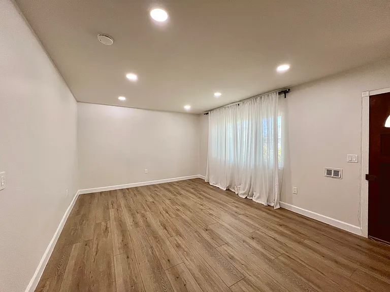 SPACIOUS Living room #1