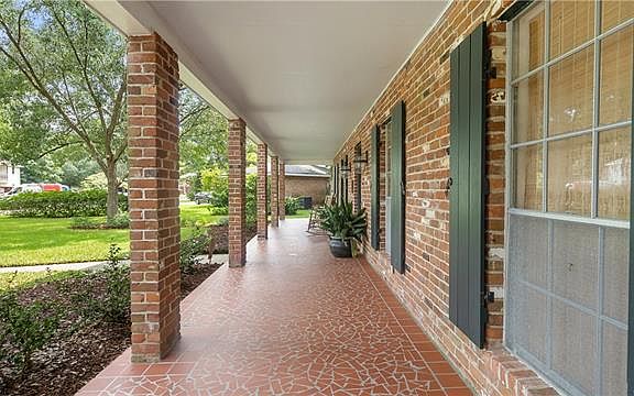 5th image of 573 Marilyn Dr