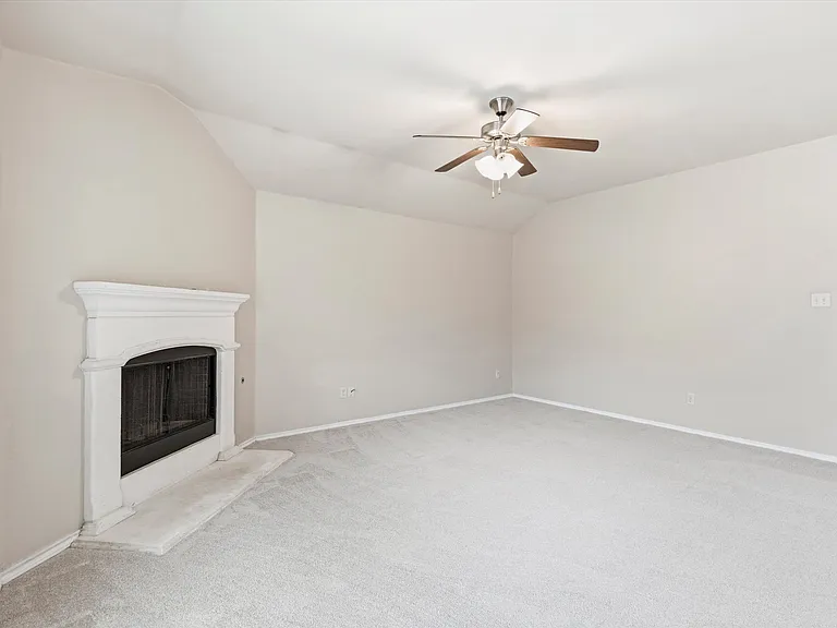1115 Dickenson Dr — Photo 2