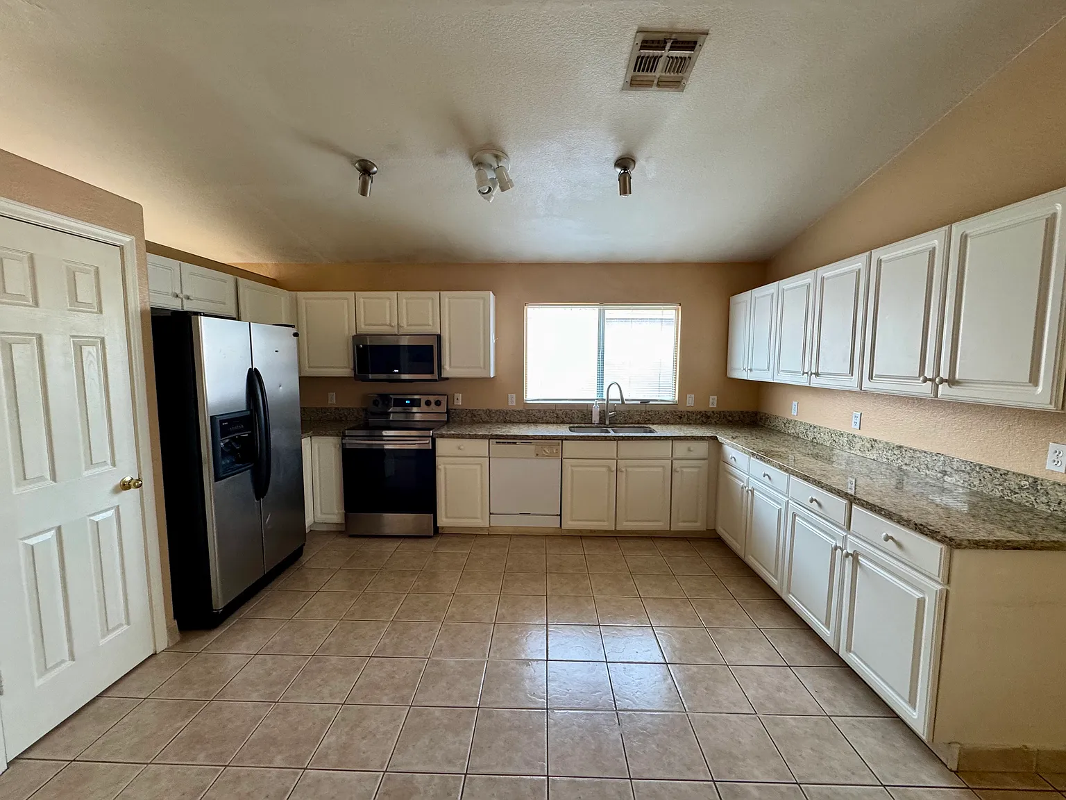 3 bed, 1438 sqft, $2,199 — Photo 3