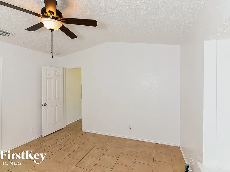 9419 Valley Bnd — Photo 7