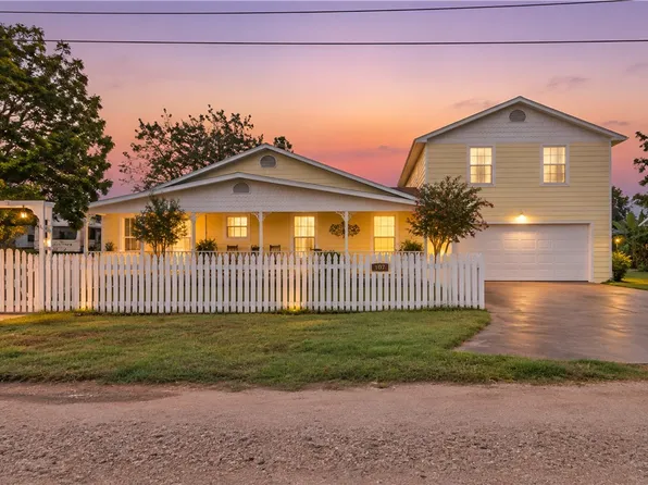 107 E Lakefield Dr, Mathis, TX 78368