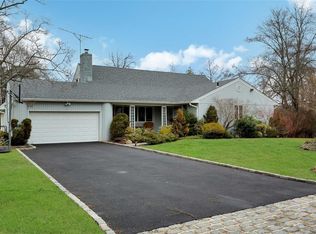 2 Pool Dr, Roslyn, NY 11576