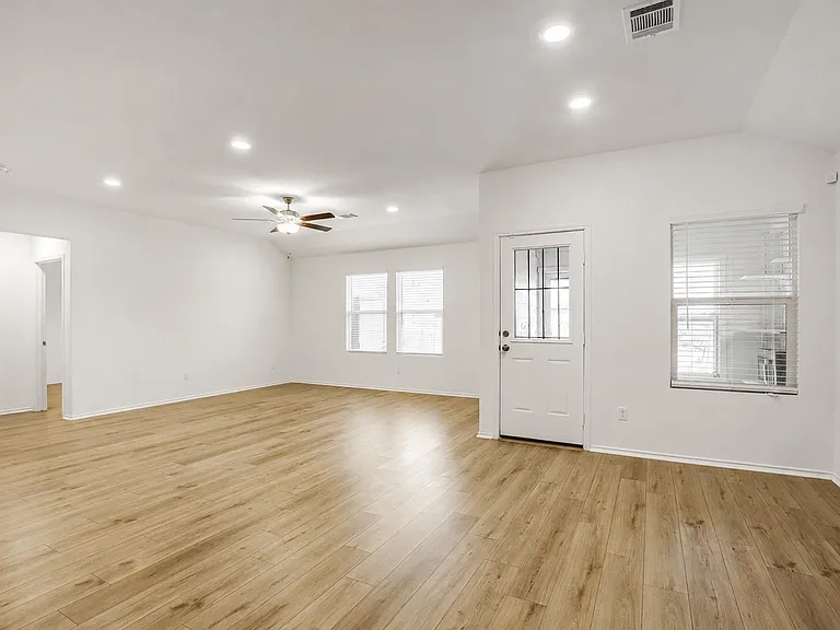 525 Sebring Cir — Photo 5