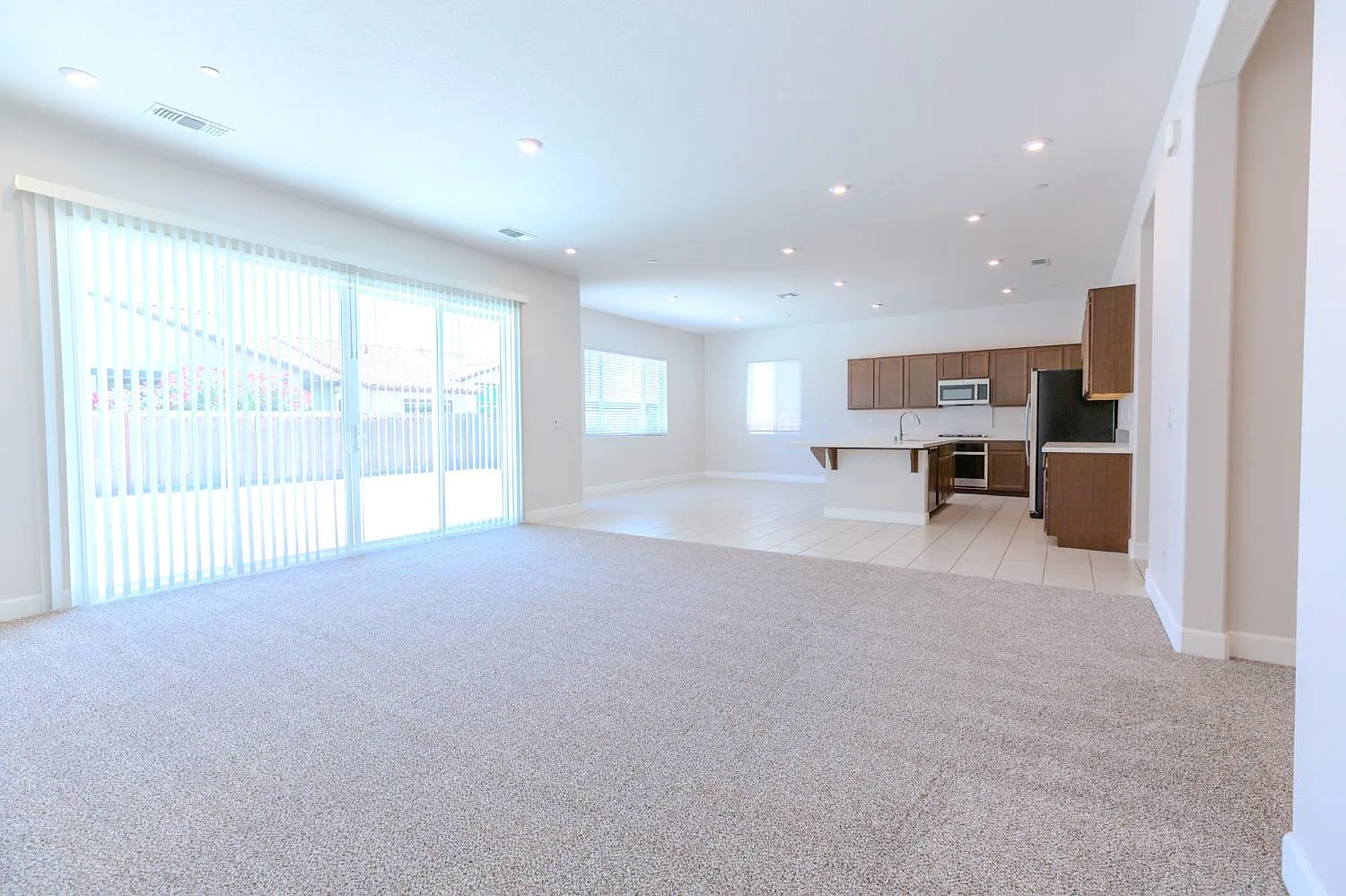 3 bed, 2272 sqft, $3,050 — Photo 3