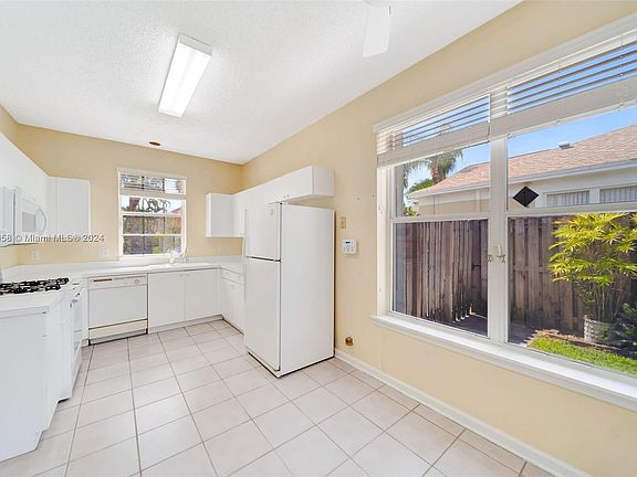 4th image of 5863 Plum Harbor Cir