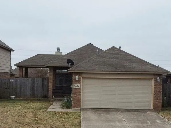 1414 SW 24th St, Moore, OK 73170