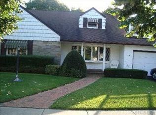 5 Doncaster Rd, Malverne, NY 11565