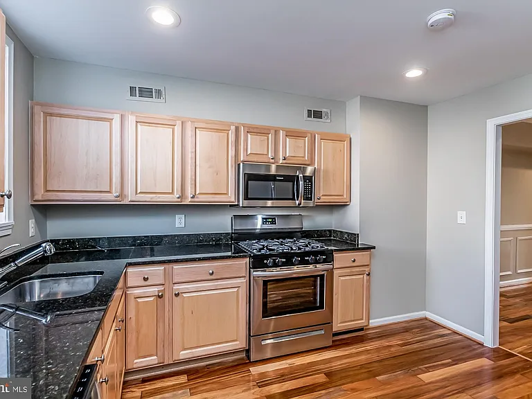130 W Randall St — Photo 11