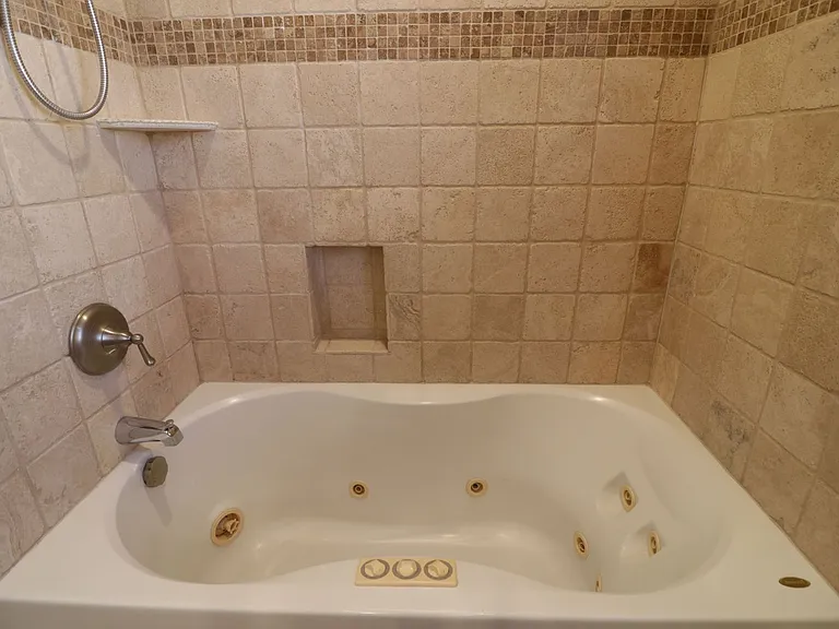 22325 Wyandotte St — Photo 22
