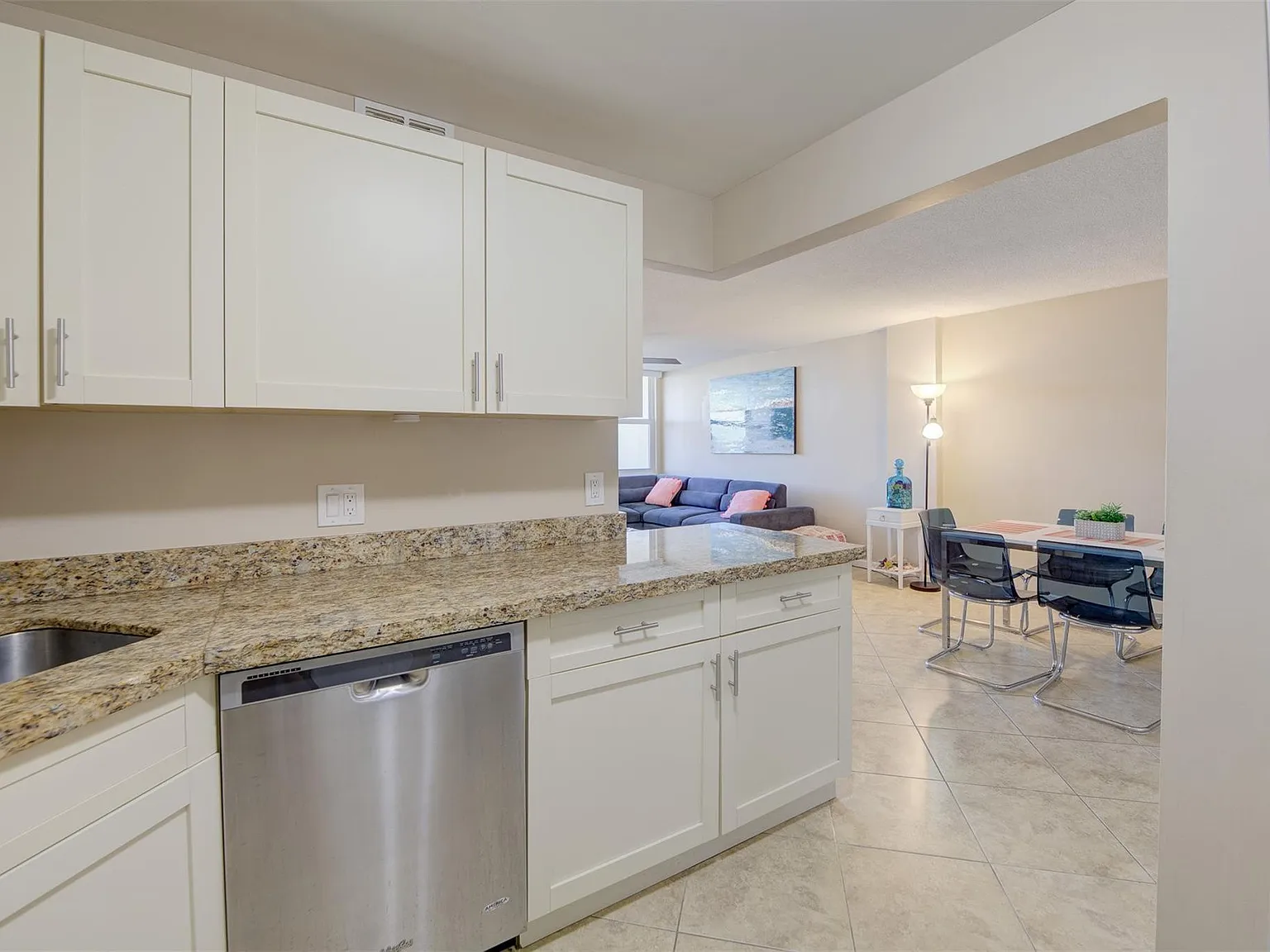 2 bed, 2.0 bath, 1200 sqft, $4,000 — Photo 3