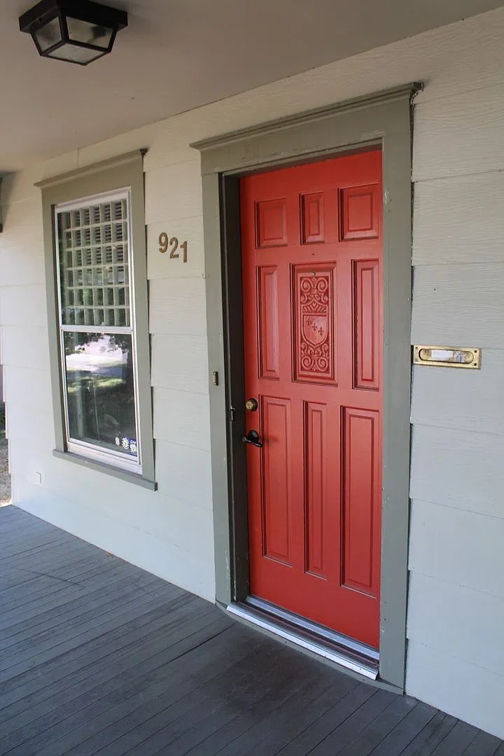 Cute Home with a detached garage — Photo 2