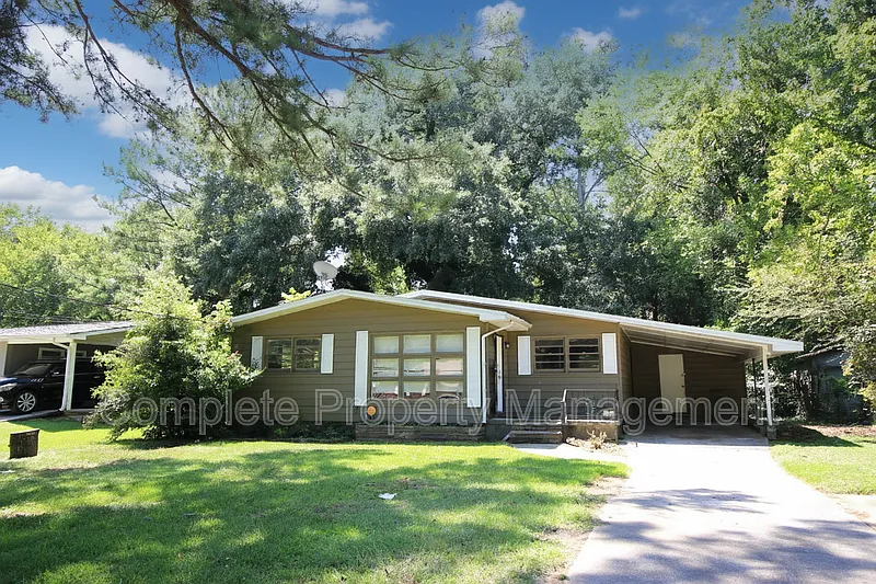 3 bed, 1.0 bath, 1200 sqft, $1,250 — Photo 1