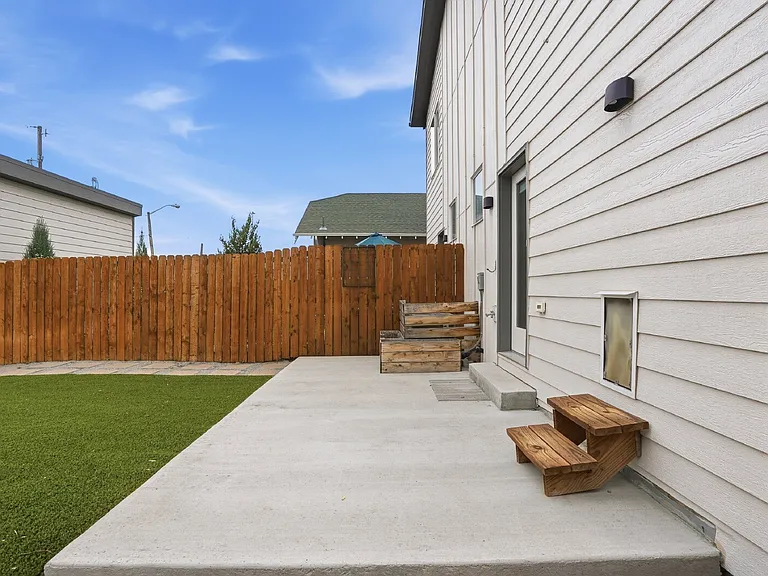 1518 N Newton St — Photo 40